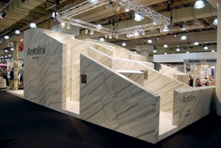 Der Designer Antonio Facco schuf ein Labyrinth für die italienische Firma Antolini, ausgestellt 2015 auf der Messe ICFF in New York.