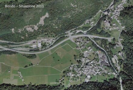 Vor dem Bergsturz vom August 2017: vorne rechts kommt der Bach Bondasca ins Bild und mündet in der Bildmitte in das Flüsschen Mera, die nach links talabwärts fließt.