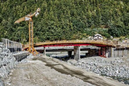 Die neue Brücke Punt mit mehr Wölbung als üblich.