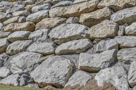 Die ganz großen Brocken am Fuß der Dämme sind Soglio-Quarzit.