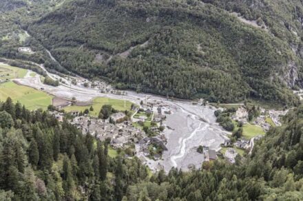 Dieselbe Ansicht nach dem Bergsturz: der Bondasca-Bach hat eine gewaltige Schlammmasse ins Tal transportiert und einige Häuser in den angrenzenden Ortschaften zerstört.