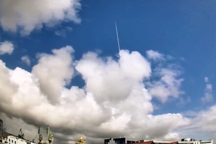Tagesfeuerkugel am 25. April 2023 um 14:14:24 MESZ, aufgenommen von der Videokamera an der Station AMS62 in Bremerhaven, Blickrichtung Nordost. Quelle: Maciej Libert, Jan-Gerd Mess, AllSky7 Fireball Network, allsky7.net