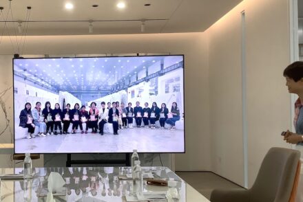 An Ran, Generaldirektorin bei Xinpengfei, zeigte bei ihrer Firmenpräsentation auch ein Bild der weiblichen Belegschaft vom internationalen Frauentag 2023.
