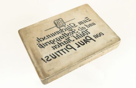Werbekarte der Firma Pittius. Ein Lithografiestein mit einem Werbemotiv der Firma Paul Pittius. Quelle: SDTB / Foto: C. Kirchner. Rechte: CC0 1.0 Universell (CC0 1.0). Public Domain Dedication.