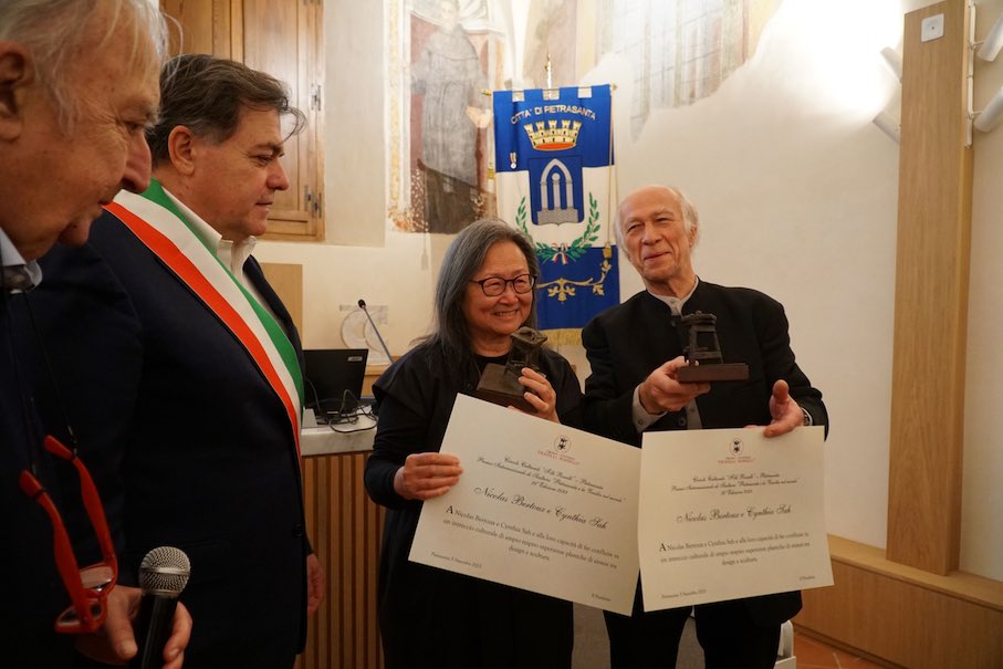 Sculptors Cynthia Sah and Nicolas Bertoux from Fondazione Arkad win the 2023 “Pietrasanta and Versilia in the World“ award
