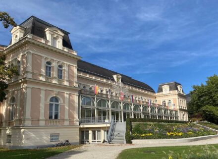 Das Kongress- und Theaterhaus, hier bei Kaiserwetter, ist Schauplatz der Vorträge auf der Bildungswoche der Steinmetze 2024.