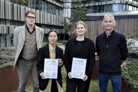 Kai Marklin (rechts) auf dem Foto zusammen mit Gewinnern des Designpreises 2022 des schwedischen Natursteinverbands.
