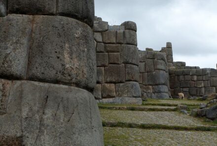 Außenmauern der Inca-Festung Sacsayhuaman. Photo: Christophe Meneboeuf / <a href="https://commons.wikimedia.org/"target="_blank">Wikimedia Commons</a>, <a href=" https://en.wikipedia.org/wiki/Creative_Commons_license"target="_blank">Creative Commons License</a>