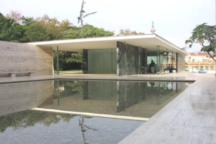 Ludwig Mies van der Rohe: Deutscher Pavillon of der Weltausstellung in Barcelona (1929).
Foto: Canaan / <a href="https://commons.wikimedia.org/"target="_blank">Wikimedia Commons</a>, <a href=" https://en.wikipedia.org/wiki/Creative_Commons_license"target="_blank">Creative Commons License</a>