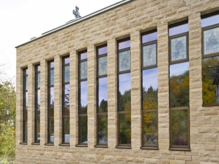 The natural stone walls of this church are load-bearing and decorative at the same time. Source: Richard Watzke