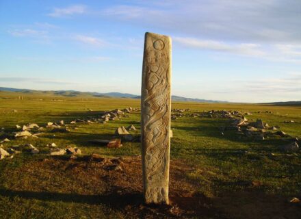 Neu in der Liste des Welterbes sind die Hirschsteine (Deer Stones) an den Hängen des Khangai-Rückens in der zentralen Mongolei. Sie stammen aus der Zeit von etwa 1200 bis 600 v. Chr. und dienten einst für Zeremonien und Bestattungen. Foto: Ts.Turbat / Undesco