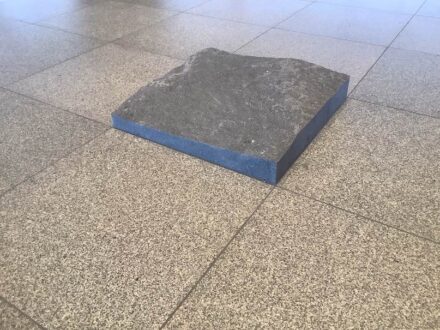 Ulrich Rückriem: „40 Bodenreliefs“ (Ausschnitt).