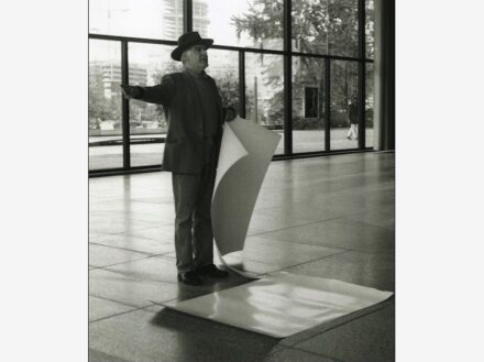 Ulrich Rückriem beim Aufbau der „40 Bodenrelief“ September 1998. Foto: Roman März