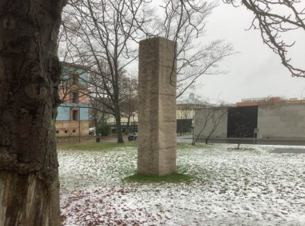 Ulrich Rückriem: „Stele für Mies“.