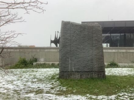 Ulrich Rückriem: „Granit Bleu de Vire“, auch: „Granit (Normandie)“.