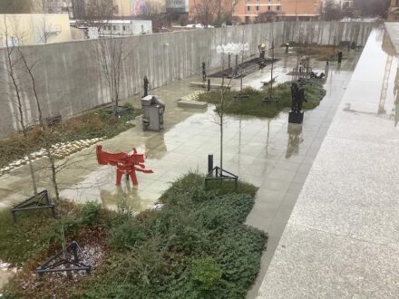 Blick von der Terrasse in den Skulpturengarten der Neuen Nationalgalerie.