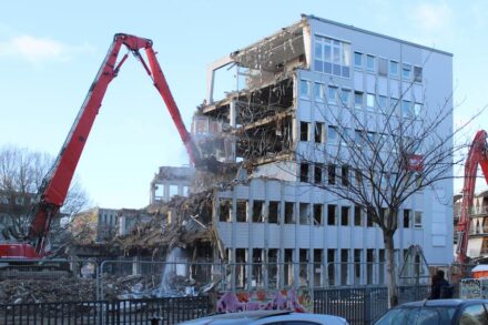 Um Bauschutt nicht nur bloß der Müllkippe zu deponieren, muss man die unterschiedlichen Stofffraktionen trennen.