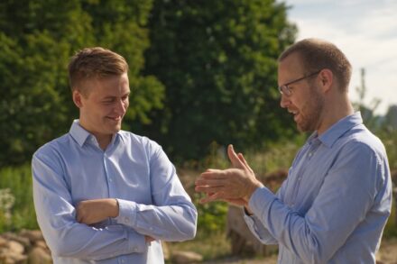 Die Gründer des Startups Optocycle, Max-Frederick Gerken und Lars Wolff (v.l.), entwickeln die Technologie, die automatisiert unterschiedliche Bestandteile von Bauabfällen erkennt.