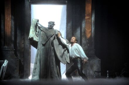 Don Giovanni und der ermordete Komtur in einer Aufführung der Florida Grand Opera aus dem Jahr 2011. Foto: Knight Foundation / <a href="https://commons.wikimedia.org/"target="_blank">Wikimedia Commons</a>, <a href=" https://en.wikipedia.org/wiki/Creative_Commons_license"target="_blank">Creative Commons License</a> 