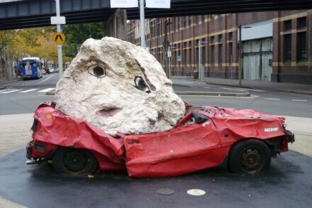 Skulptur von Jimmie Durham in Walsh Bay, Sydney. Foto: Witeghost.ink / <a href="https://commons.wikimedia.org/"target="_blank">Wikimedia Commons</a>, <a href=" https://en.wikipedia.org/wiki/Creative_Commons_license"target="_blank">Creative Commons License</a> 