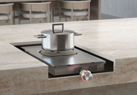 Das Induktions-Kochfeld von Gaggenau integriert in eine Dekton Küchenarbeitsplatte.