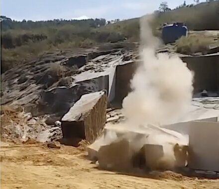 A short crack, a bit of dust – Minax has broken up a rock in the direction of the boreholes. Photo: Screenshot