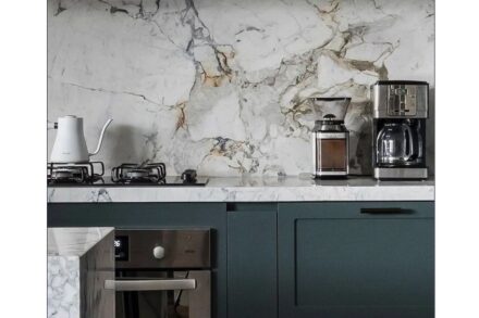 The color nuances of the White Michelangelo Prime® marble inspired <a href="https://boscardincorsi.com.br/"target="_blank">Boscardin Corsi architects</a> to create a contrast to the furniture and the metal. Photo: Macarios