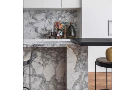 If the architects want to bring movement to their design, like <a href="https://www.instagram.com/rauengarbers/"target="_blank">Rauengarbers</a> in the Apartamento RS in Curitiba, White Michelangelo Prime® marble is the right choice. Photo: Macarios