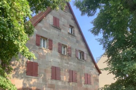 Solid constructions with natural stone make it possible to build and live with a low CO2 footprint. Please note: we’re not talking about the style of the building, but the material alone.