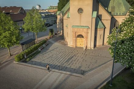 Pflasterbelag vor der Kirche Sankta Helena in Skövde.