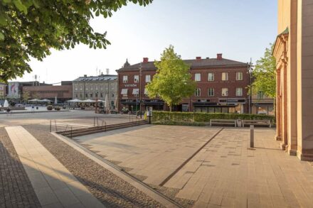 Pflasterbelag vor der Kirche Sankta Helena in Skövde.