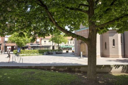 Pflasterbelag vor der Kirche Sankta Helena in Skövde.