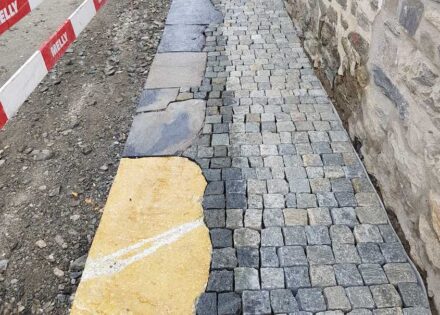 Verkehrsberuhigung vom Feinsten: der Schweizer Ort Vercorin bringt mit farbigen Steinbrocken und Asphalt eine bunte und kontrastreiche Mischung statt einem grauen Pflaster auf den Gehweg