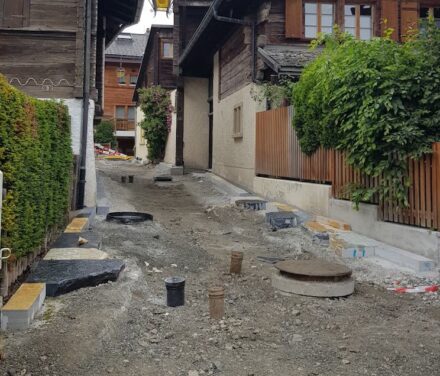 En-Dehors: Straßengestaltung in Vercorin, Schweiz.