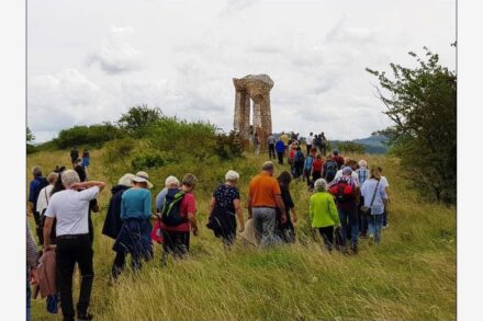 Besucher auf dem Weg zu den Kunstwerken in der offenen Landschaft.