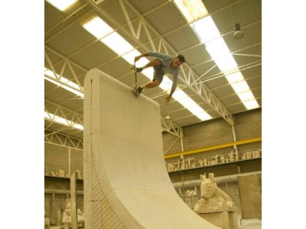 Skateboarding auf Stein.