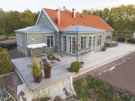 Eine Villa mit Fassadenstein aus dem Bruch nebenan.