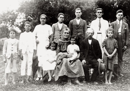 The Scaramuzza family around the year 1900 at the Prosperidade farm: sitting patriarch Pietro Scaramuzza and matriarch Giuseppa Bracheschi Scaramuzza with their children, a daughter-in-law and a granddaughter. One of the youngsters is Luigi Scaramuzza.