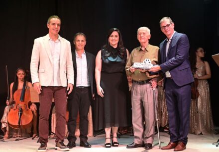 At the annual event of Rochativa, a social entity in the stone sector, Estevão Marcelino Scaramuzza received tribute for his family‘s leading role in starting mining in the State of Espírito Santo: (left) Tales Machado, president of Centrorochas, (2nd from left) Ed Martins, president of Sindirochas, (right) Eutemar Venturim, president of Rochativa.