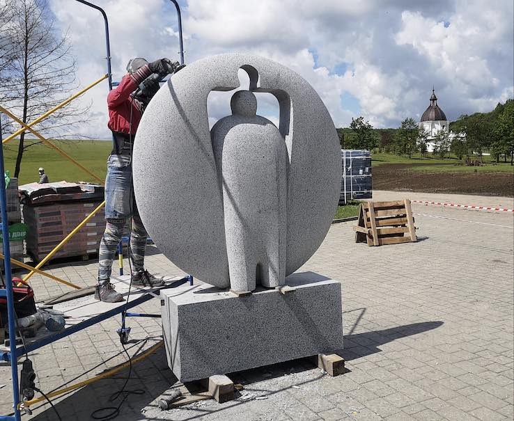 Olena Dodatko pflegt monumentale Formen mit großer Wirkung trotz minimalistischer Darstellung