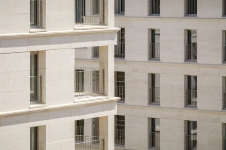 Archiplein and Perraudin Architectes built a major project in solid stone in a Geneva suburb (<a href="https://www.stone-ideas.com/105029/archiplein-perraudin-architectes-solid-stone"target="_blank">Report</a>).