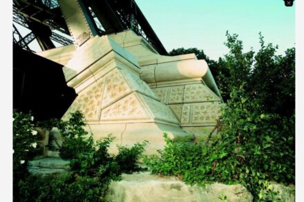 SNROC zeigt auf seiner Webpage ein Foto der gewaltigen Kalksteinfundamente, auf denen der Eiffelturm ruht.