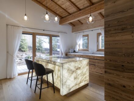 Antolini provided the natural stone for the Chalet’s interior architecture.