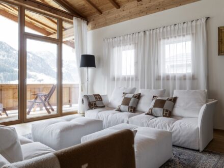 Antolini provided the natural stone for the Chalet’s interior architecture.