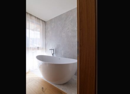 Antolini provided the natural stone for the Chalet’s interior architecture.