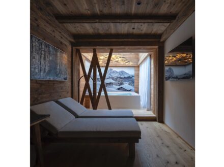 Antolini provided the natural stone for the Chalet’s interior architecture.