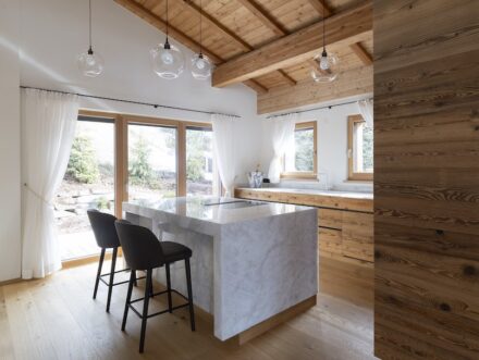Antolini provided the natural stone for the Chalet’s interior architecture.