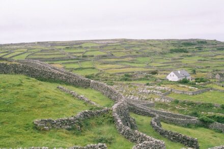 Auch in Irland prägen Feldsteinmauern die Landschaft. Foto: Eckhard Pecher / <a href="https://commons.wikimedia.org/"target="_blank">Wikimedia Commons</a>
