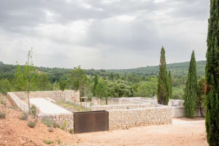 Atelier Régis Roudil Architectes: cemetery in the village of Saint-Antonin-sur-Bayon.