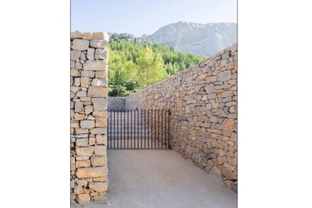 Atelier Régis Roudil Architectes: cemetery in the village of Saint-Antonin-sur-Bayon.
